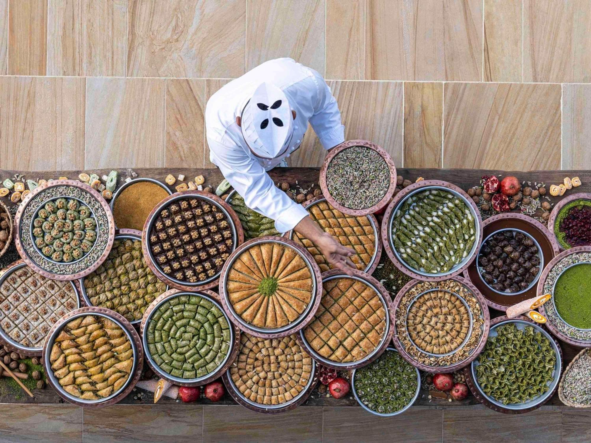 릭소스 프리미엄 두바이 Jbr 호텔 외부 사진 A selection of Turkish desserts